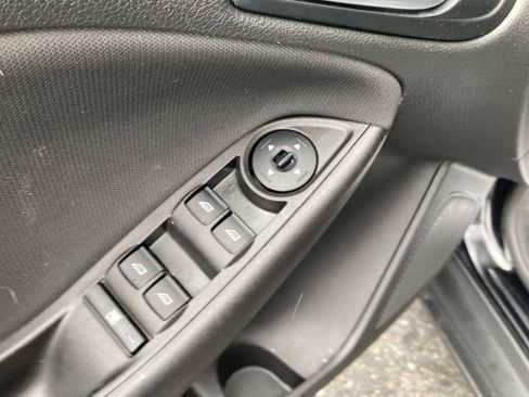 Used 2018 Ford Focus SE FWD image 14