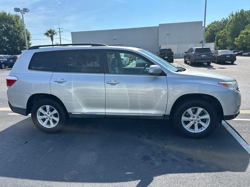 Used 2013 Toyota Highlander SE FWD image 2