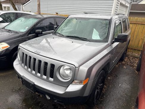 Used 2017 Jeep Patriot Sport w/ Tire & Wheel Group image 2