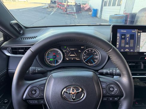 Used 2022 Toyota Venza Limited image 10