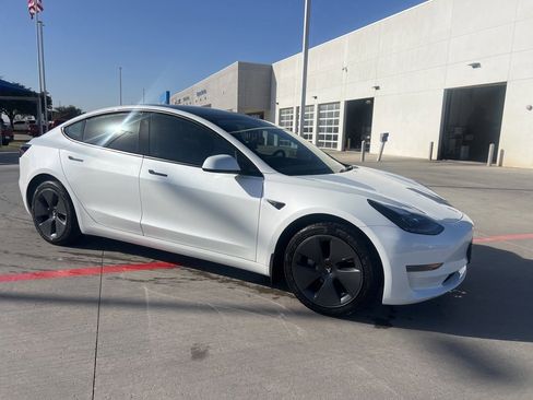 Used 2023 Tesla Model 3 Standard Range image 3