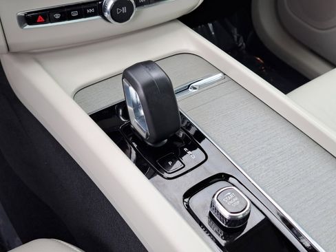 Used 2024 Volvo XC60 B5 Plus w/ Protection Package Premier image 22