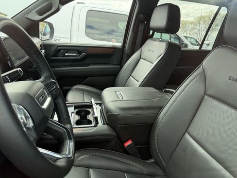 Used 2025 GMC Yukon XL Denali AWD/4WD image 3