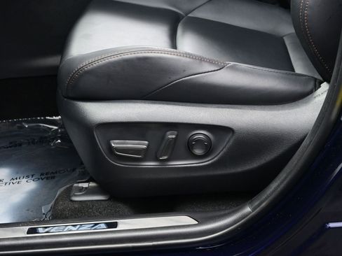 Used 2024 Toyota Venza XLE image 11