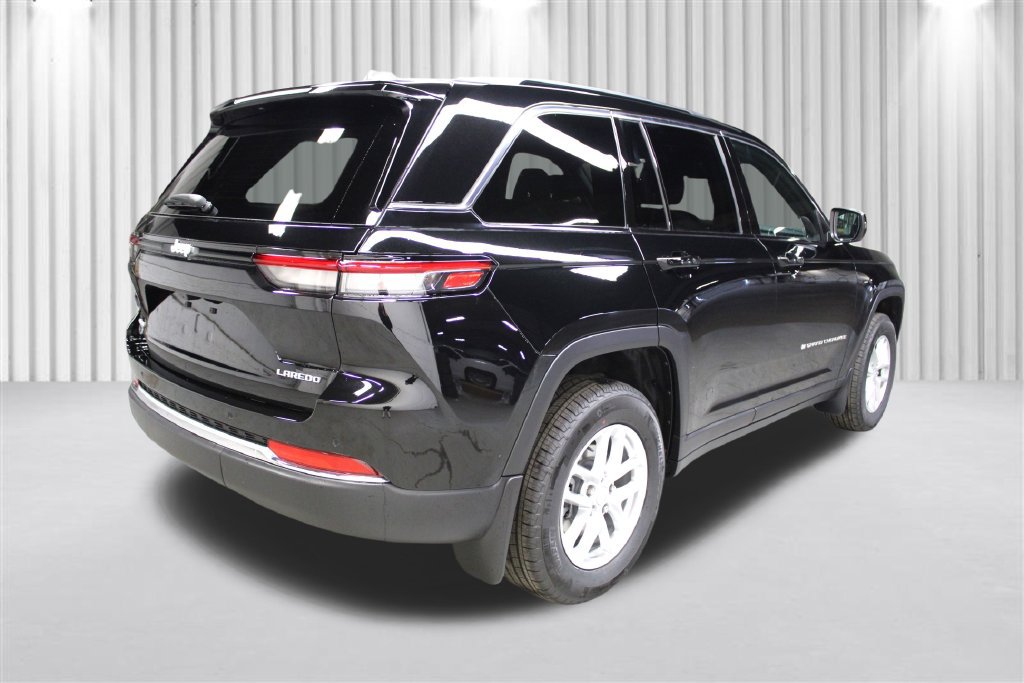 New 2025 Jeep Grand Cherokee Laredo w/ Luxury Tech Group I AWD/4WD image 3