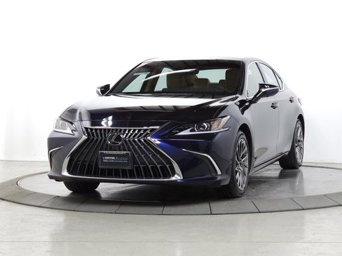 Used 2025 Lexus ES 350 w/ Luxury Package image 3