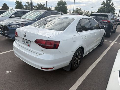Used 2018 Volkswagen Jetta SE FWD image 3
