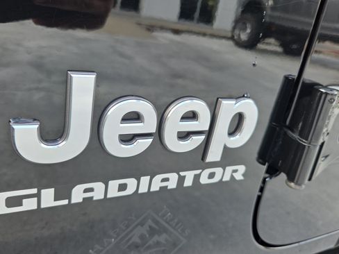 Used 2020 Jeep Gladiator Overland w/ LED Lighting Group AWD/4WD image 31