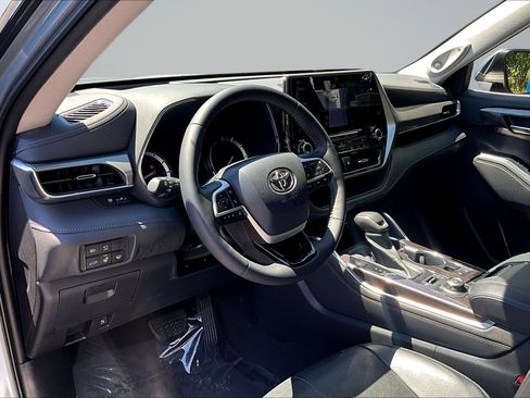 Used 2022 Toyota Highlander Platinum AWD/4WD image 18