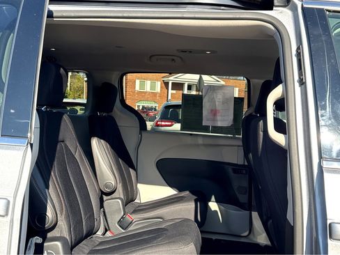 Used 2019 Chrysler Pacifica Touring Plus image 9