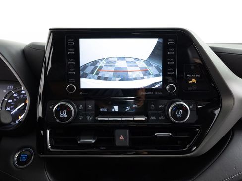 Used 2022 Toyota Highlander XLE FWD image 39