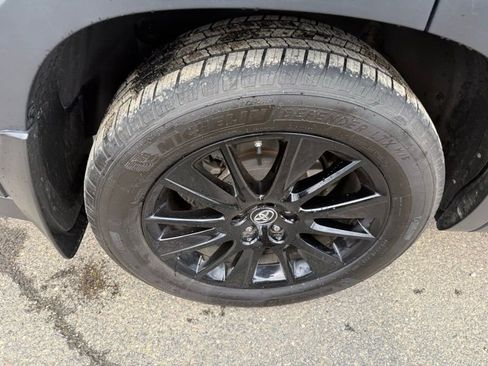 Used 2019 Toyota Highlander SE image 18