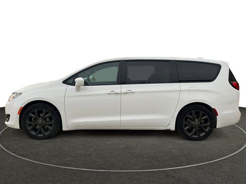 Used 2019 Chrysler Pacifica Touring Plus w/ S Appearance Package FWD image 2