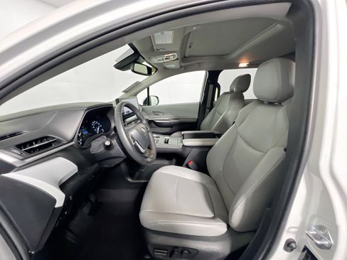 Used 2025 Toyota Sienna XLE FWD image 14
