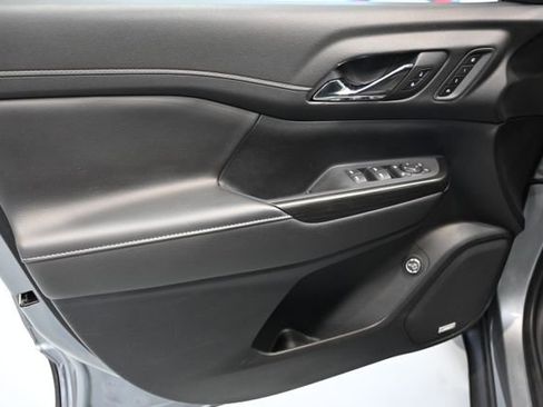 Used 2023 GMC Acadia SLT w/ Elevation Edition image 28