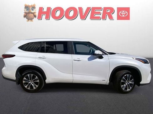 Used 2025 Toyota Highlander XLE image 2