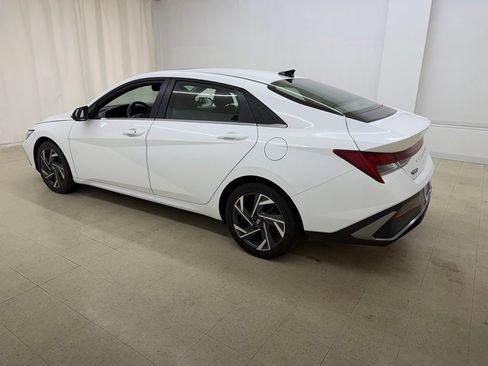 Used 2025 Hyundai Elantra SEL FWD image 3