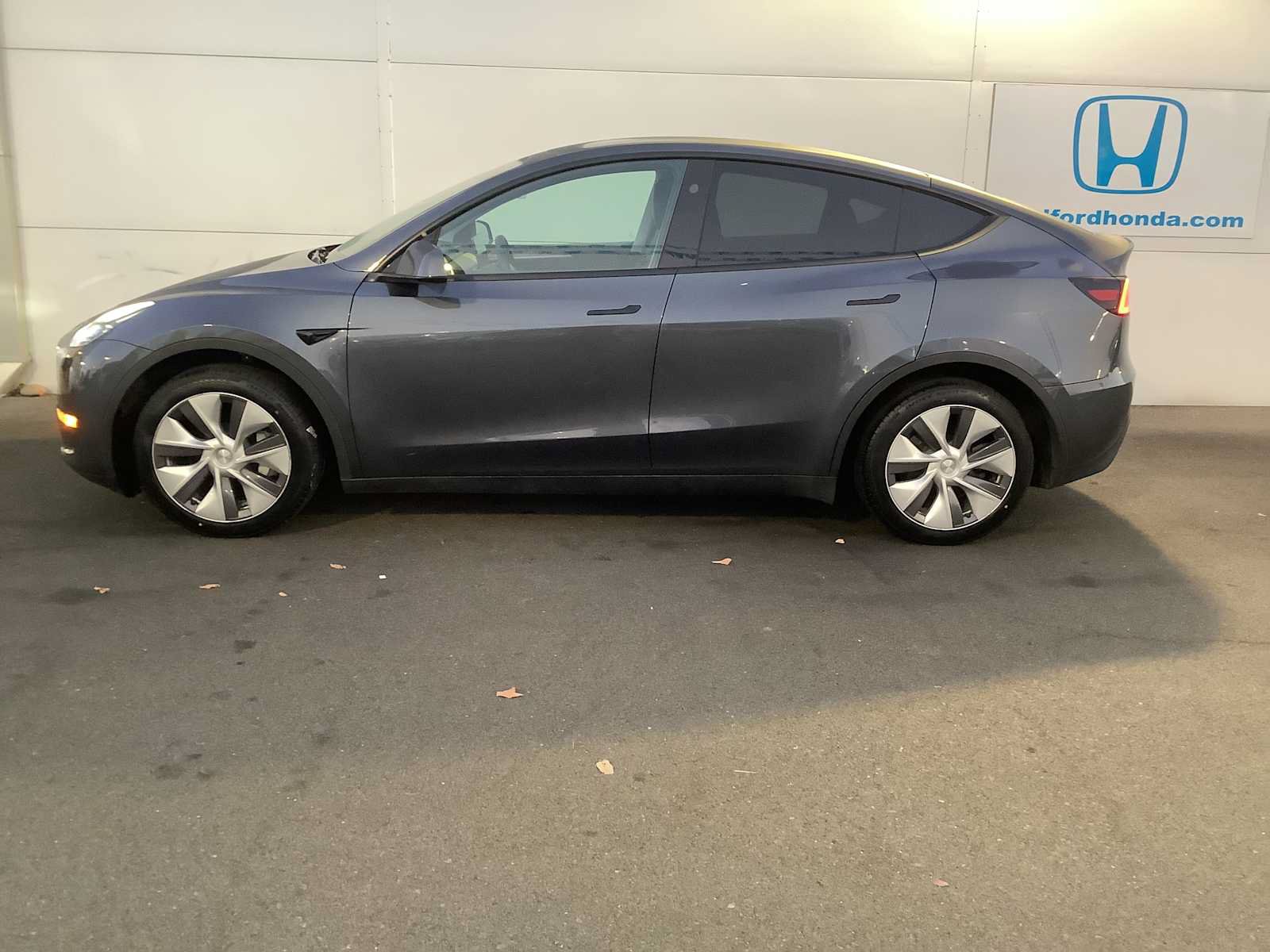 Used 2023 Tesla Model Y Long Range AWD/4WD image 2