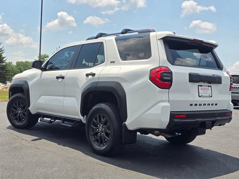 Used 2025 Toyota 4Runner SR5 AWD/4WD image 10