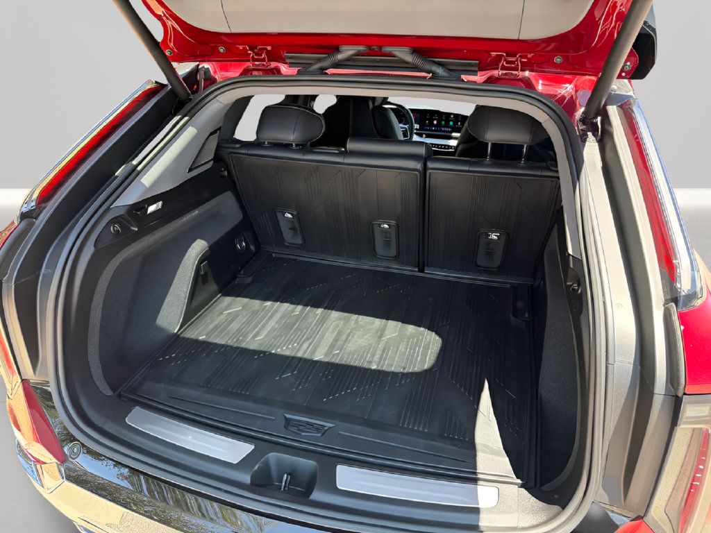 Certified 2025 Cadillac Optiq Sport 2 w/ LPO, Floor Liner Package AWD/4WD image 44