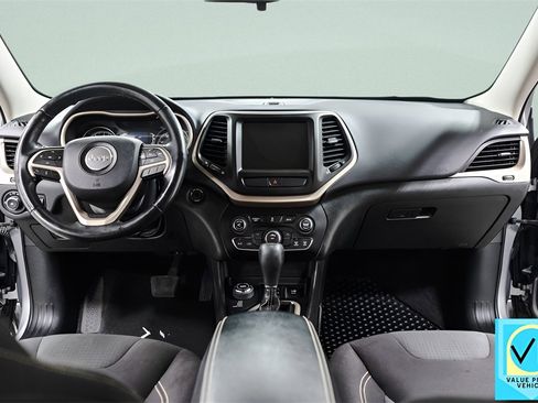 Used 2017 Jeep Cherokee Latitude w/ Cold Weather Group image 9