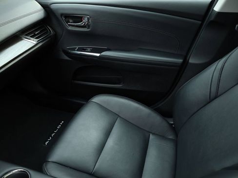 Used 2018 Toyota Avalon XLE Plus image 13