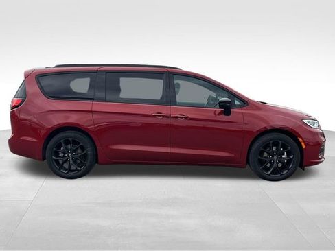 New 2026 Chrysler Pacifica Select image 8