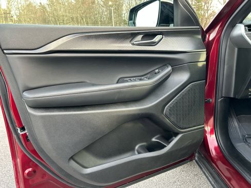 Used 2025 Jeep Grand Cherokee Laredo AWD/4WD image 17