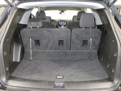 Used 2021 Chevrolet Traverse LT image 19