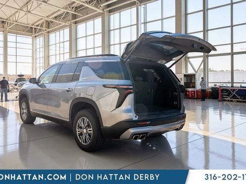 Used 2025 Chevrolet Traverse LT image 25