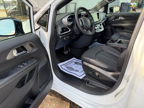 New 2026 Chrysler Pacifica Select FWD image 15
