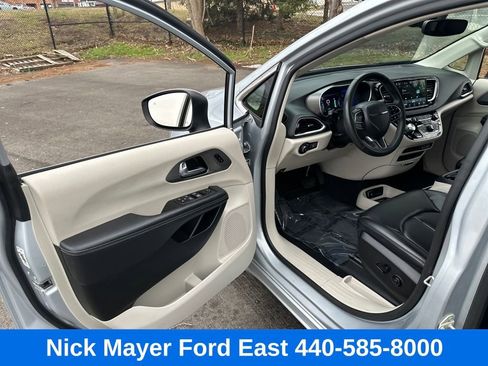 Used 2023 Chrysler Pacifica Touring-L image 21