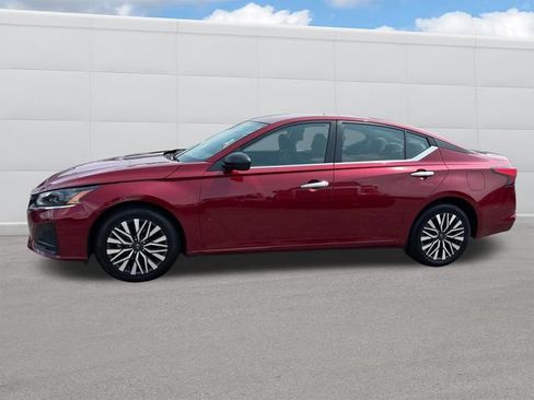 Used 2024 Nissan Altima 2.5 SV FWD image 2