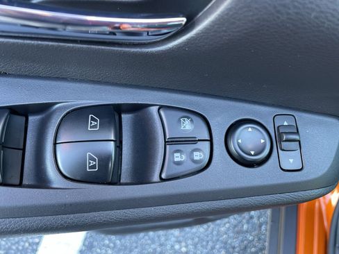 Used 2024 Nissan Kicks SR image 9