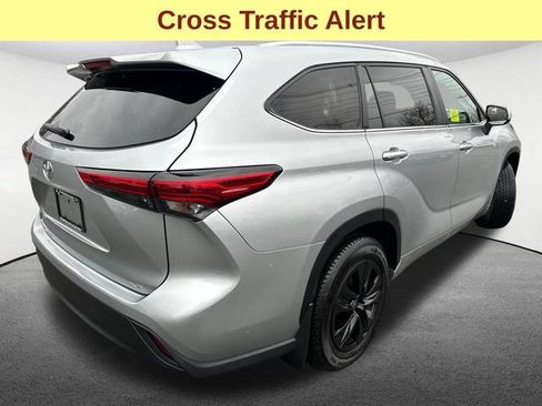 Used 2023 Toyota Highlander XLE AWD/4WD image 10