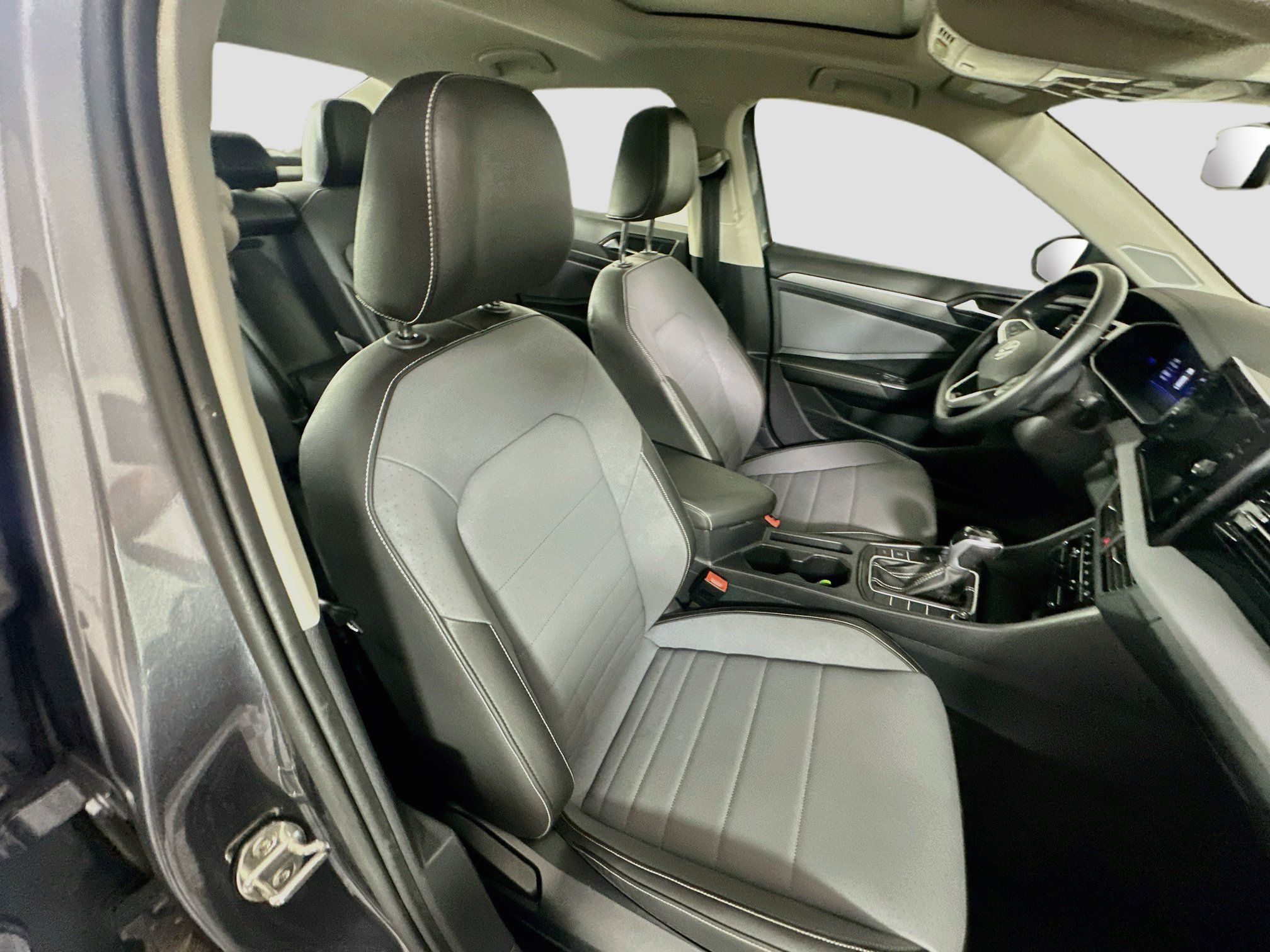 Used 2025 Volkswagen Jetta SE FWD image 31