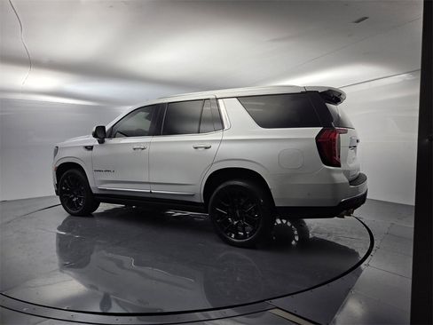 Used 2023 GMC Yukon Denali w/ Advanced Technology Package image 9