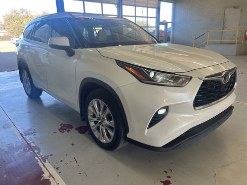 Used 2023 Toyota Highlander Limited image 3