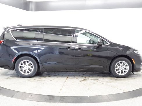 Certified 2023 Chrysler Pacifica Touring-L FWD image 8