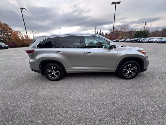 Used 2016 Toyota Highlander XLE AWD/4WD image 2