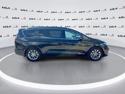 Used 2021 Chrysler Pacifica Touring-L FWD image 10