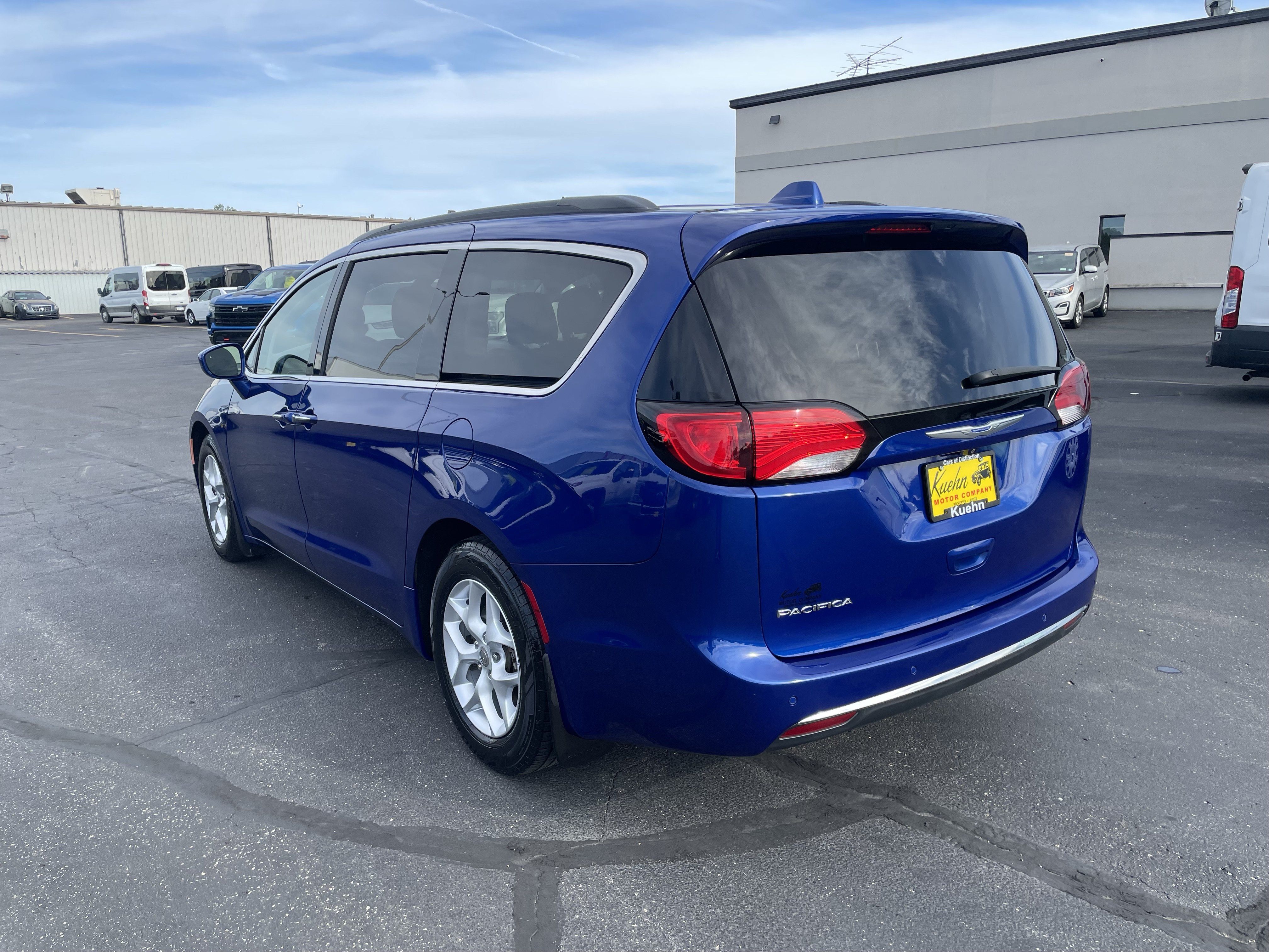 Used 2018 Chrysler Pacifica Touring Plus w/ Tire & Wheel Group FWD image 7