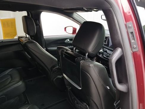 Used 2020 Chrysler Pacifica Touring-L Plus FWD image 35