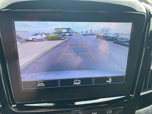 Used 2023 Chevrolet Traverse LT image 13