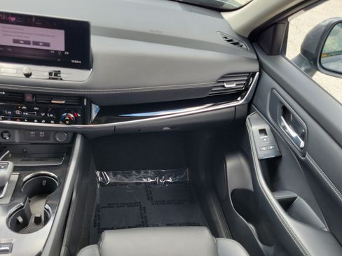 Used 2025 Nissan Rogue SL w/ Tech Package FWD image 17