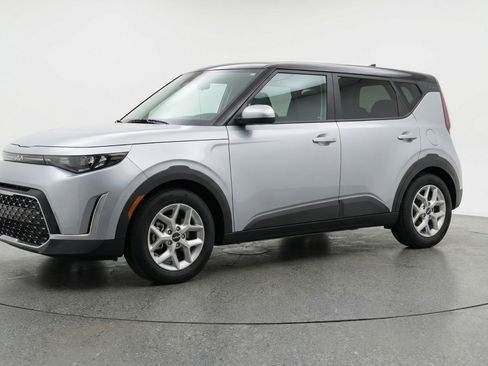 Used 2025 Kia Soul LX w/ LX Technology Package image 3