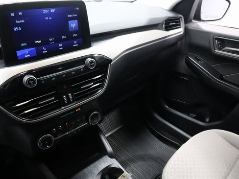 Used 2022 Ford Escape SE w/ SE Sport Appearance Package image 30