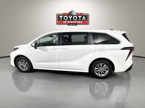 Certified 2026 Toyota Sienna LE AWD/4WD image 4