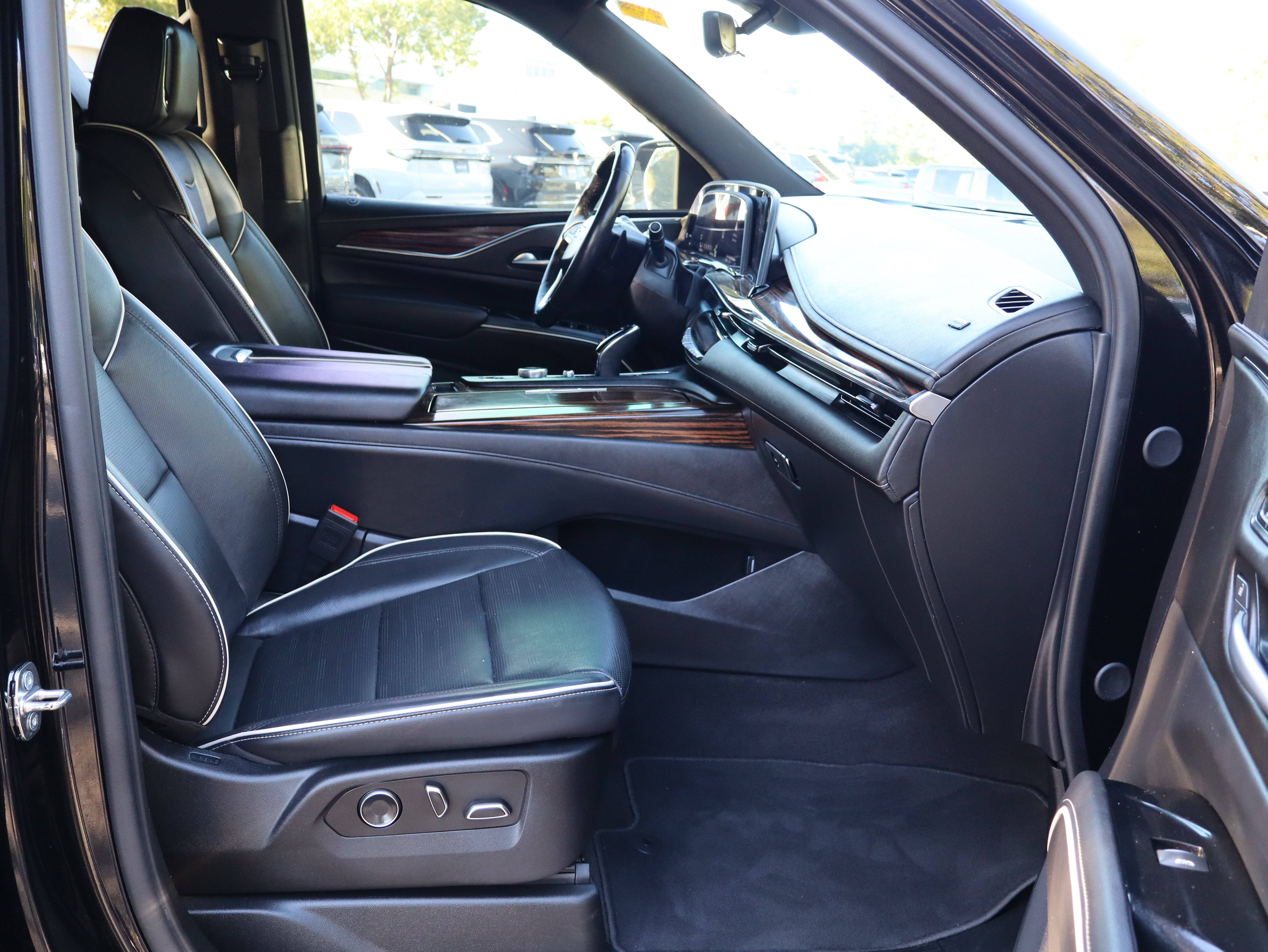 Used 2024 Cadillac Escalade ESV Premium Luxury AWD/4WD image 29