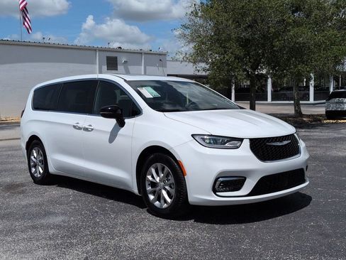 Used 2026 Chrysler Pacifica Limited FWD image 2